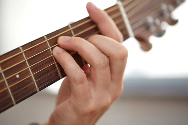 Primer plano de la mano con cuello de guitarra tocando música — Foto de Stock