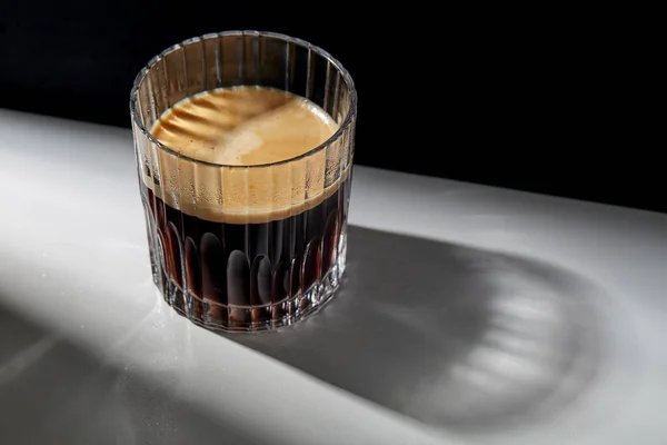 Vidro de café na mesa — Fotografia de Stock