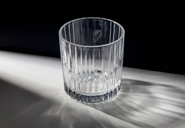 Üres fedett üveg az asztalon — Stock Fotó