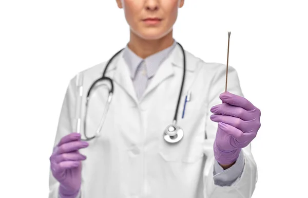 Женщина-врач с ватным тампоном и пробиркой — стоковое фото