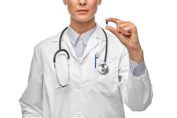 Close up of female doctor holding medicine pill — Stock Photo, Image