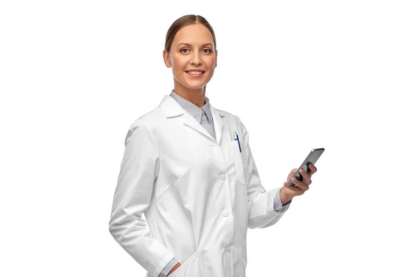 Feliz sorrindo médico feminino com smartphone — Fotografia de Stock