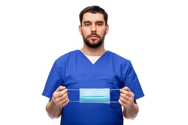 Médico masculino em uniforme azul com máscara — Fotografia de Stock