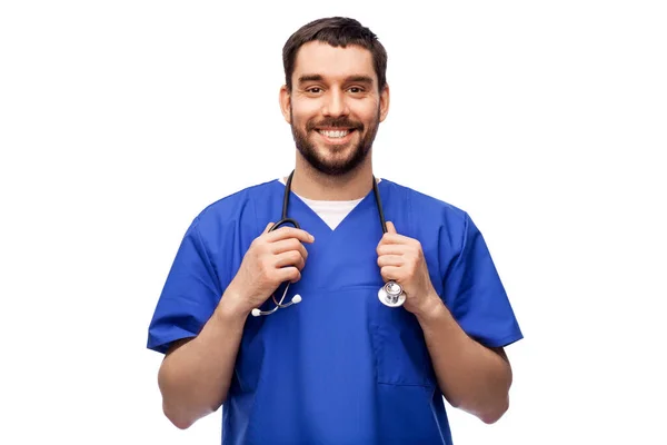 Médico sonriente o enfermero con estetoscopio — Foto de Stock