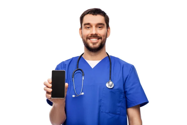 Médecin souriant ou infirmier avec smartphone — Photo