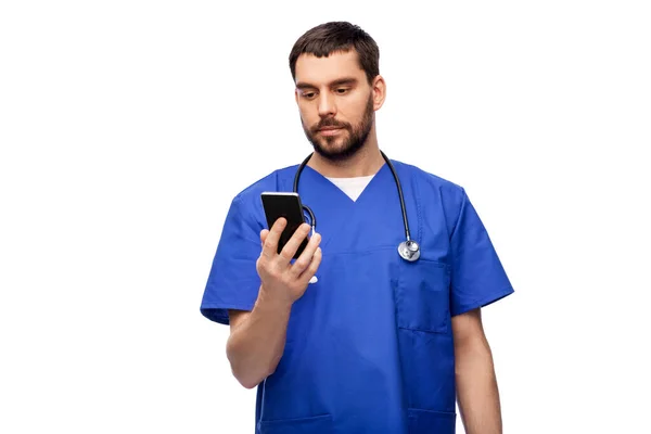 Médecin ou infirmier utilisant un smartphone — Photo