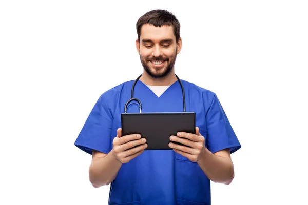 Médico sonriente o enfermero masculino usando tableta — Foto de Stock