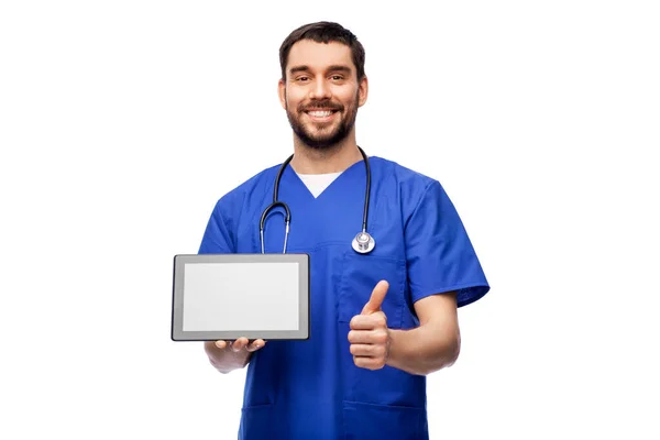 Médico masculino con tableta pc mostrando los pulgares hacia arriba — Foto de Stock