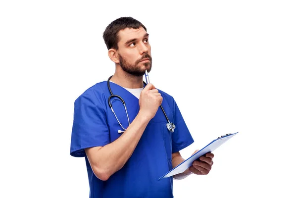 Läkare eller manlig sjuksköterska med urklipp — Stockfoto