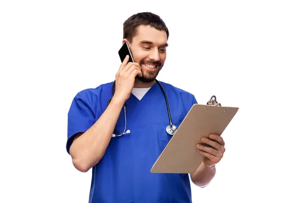 Усміхнений лікар або медсестра чоловічої статі телефонує на смартфон — стокове фото