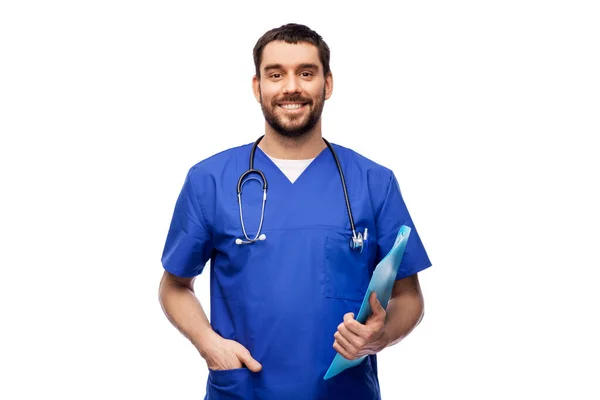 Усміхнений лікар або медсестра чоловічої статі з текою — стокове фото