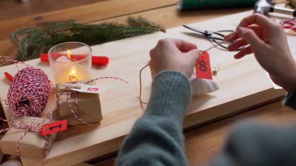 Руки делают рождественский календарь на Рождество дома — стоковое видео