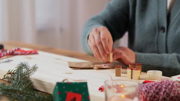 Nő így advent naptár karácsonykor otthon — Stock videók