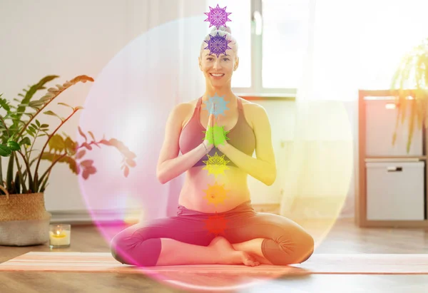 Mulher grávida feliz meditando com sete chakras — Fotografia de Stock