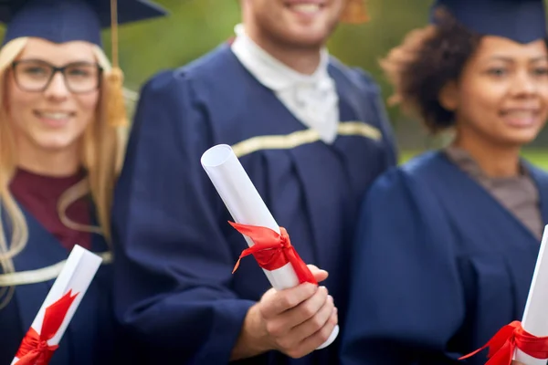 Postgraduální studenti minometných desek s diplomy — Stock fotografie
