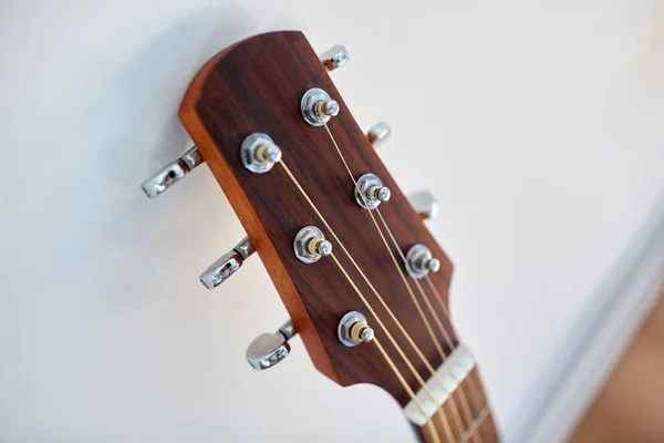 Primer plano de la cabeza de guitarra acústica con clavijas — Foto de Stock