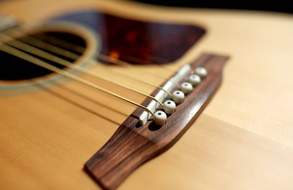 Zblízka akustické kytary struny — Stock fotografie