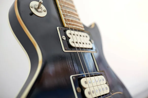 Close up de cordas de guitarra baixo — Fotografia de Stock