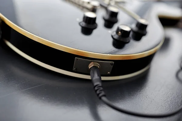 Close-up de guitarra baixo com plug — Fotografia de Stock