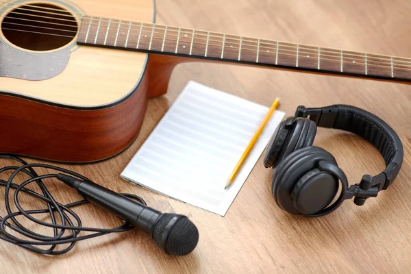 Gitara, książka muzyczna, mikrofon i słuchawki — Zdjęcie stockowe