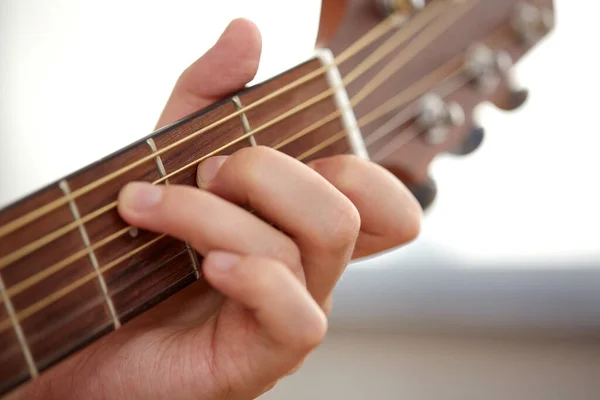 Primer plano de la mano con cuello de guitarra tocando música — Foto de Stock