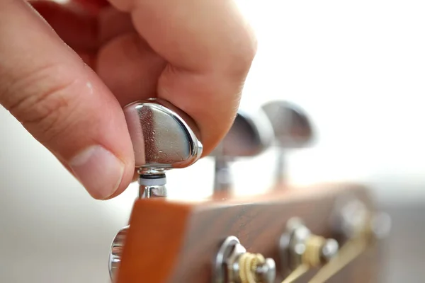 Zblízka ruční ladění struny kytary s kolíčky — Stock fotografie