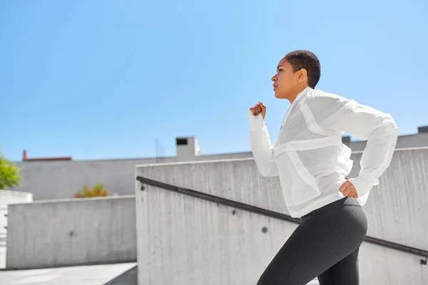 Afričanky americká žena běží nahoru venku — Stock fotografie