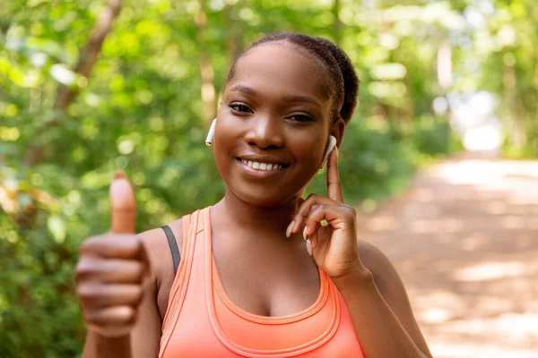 Gelukkig Afrikaans amerikaanse vrouw met koptelefoon — Stockfoto