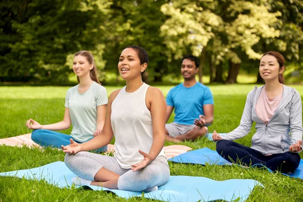 Gruppe von Leuten macht Yoga im Sommerpark — Stockfoto