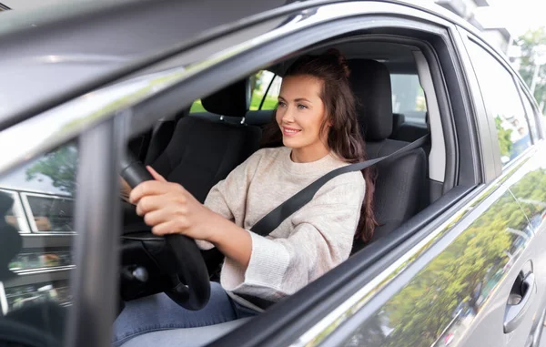 Uśmiechnięta kobieta lub kobieta kierowca jazdy samochodem w mieście — Zdjęcie stockowe