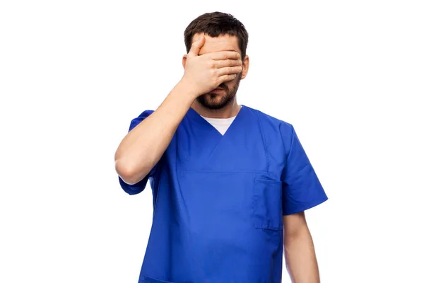 Κουρασμένος γιατρός ή νοσοκόμος που καλύπτει τα μάτια με το χέρι — Φωτογραφία Αρχείου