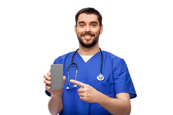 Médico sorridente ou enfermeiro com smartphone — Fotografia de Stock