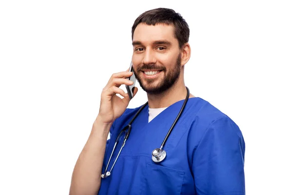 Sonriente médico o enfermero llamando en smartphone — Foto de Stock