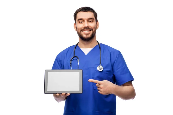 Médico feliz ou enfermeiro mostrando computador tablet — Fotografia de Stock