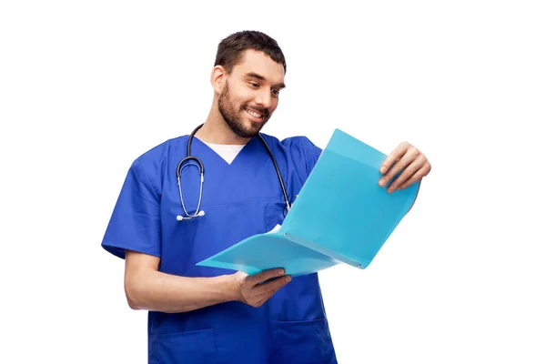 Feliz médico varón leyendo informe médico en la carpeta — Foto de Stock