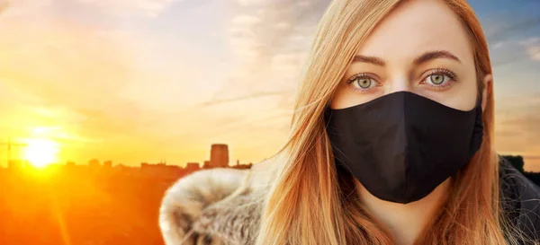 Kvinna bär skyddande återanvändbar barriär mask — Stockfoto