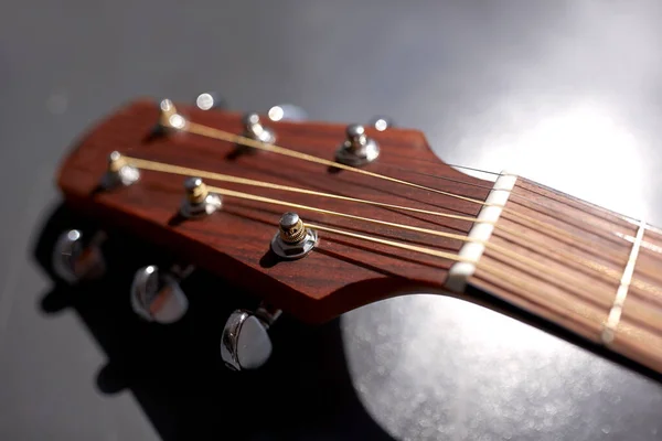 Close up de cabeça de guitarra acústica com pinos — Fotografia de Stock
