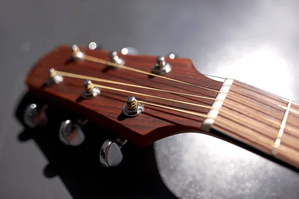 Primer plano de la cabeza de guitarra acústica con clavijas — Foto de Stock