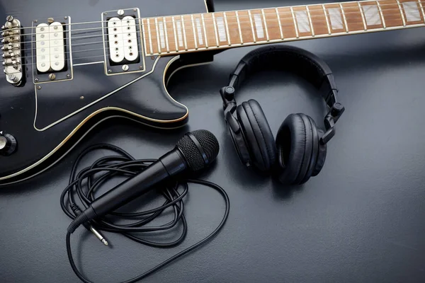 Close-up de baixo guitarra, microfone e fones de ouvido — Fotografia de Stock