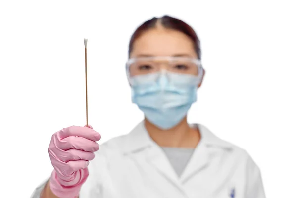 Asiatisk kvinnlig läkare i mask med test bomull svabb — Stockfoto