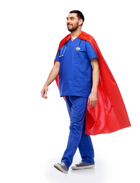 Lächelnder Arzt oder Krankenpfleger im Superhelden-Umhang — Stockfoto