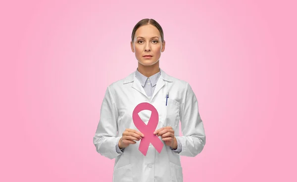 Žena lékař s rakovinou prsu povědomí stuha — Stock fotografie