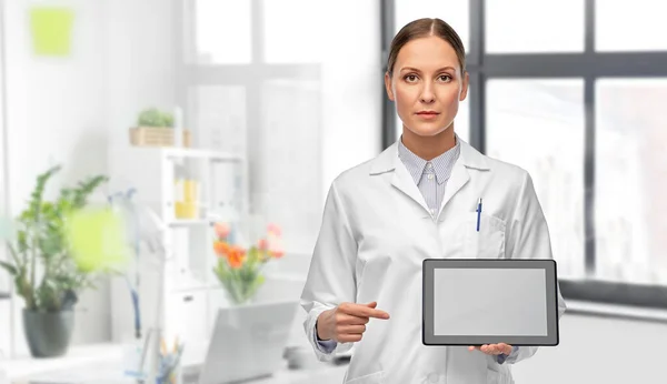 Ärztin mit Tablet-Computer im Krankenhaus — Stockfoto