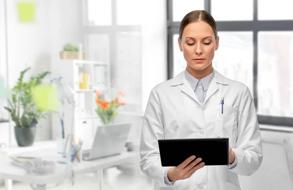 Doctora con tableta en el hospital — Foto de Stock