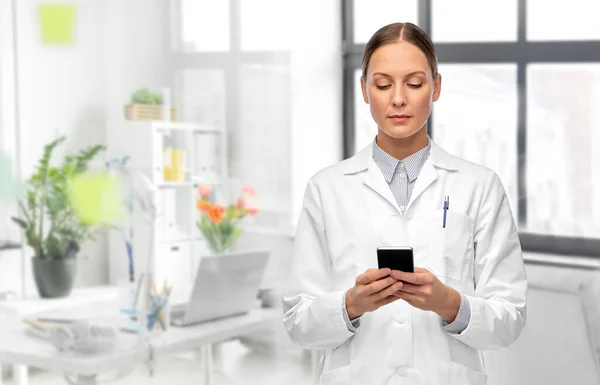 Doctora con smartphone en el hospital —  Fotos de Stock