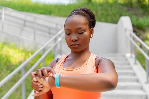 Mulher africana com rastreador de fitness ao ar livre — Fotografia de Stock