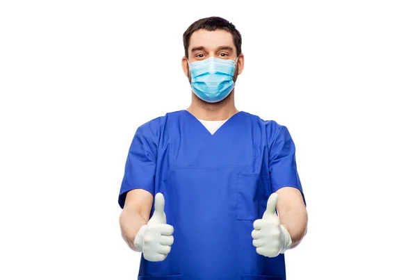 Médico masculino con máscara mostrando los pulgares hacia arriba — Foto de Stock