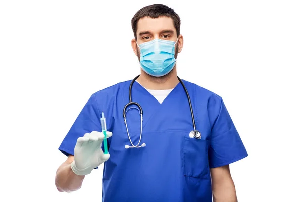 Médecin masculin masqué et gants avec seringue — Photo