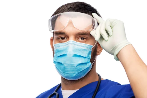 Mężczyzna lekarz w goglach, maska i rękawiczki — Zdjęcie stockowe