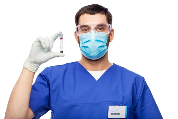 Мужчина-врач в маске с кровью в пробирке — стоковое фото